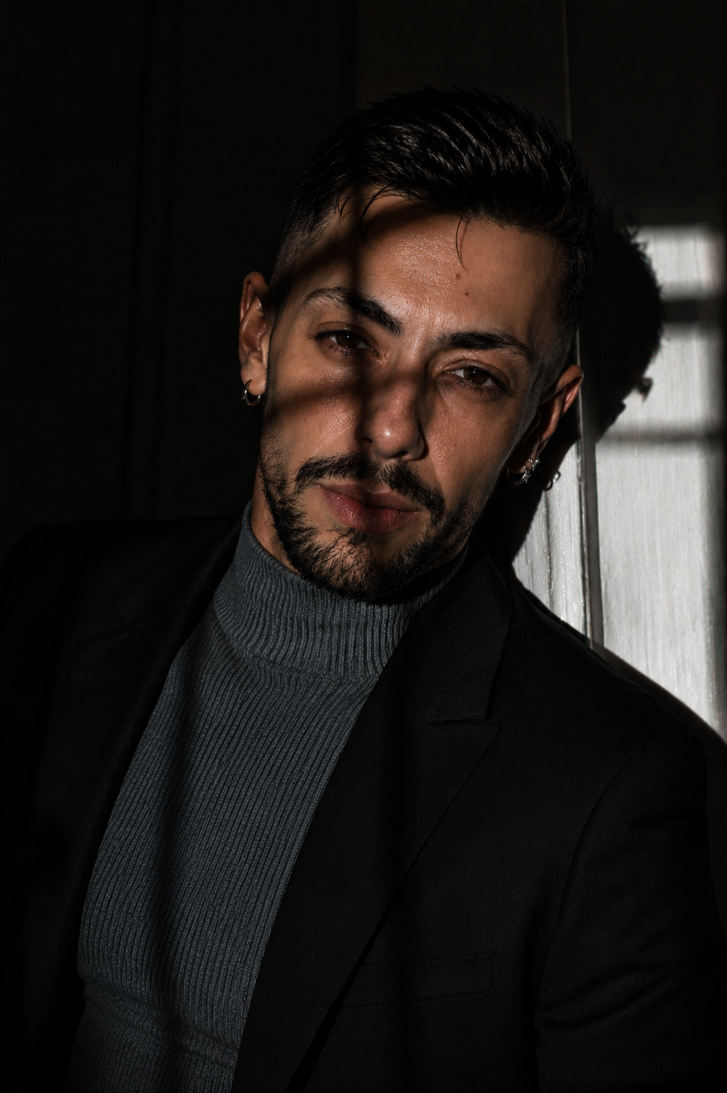 BÜ ARAS moody portrait with dramatic light and shadow